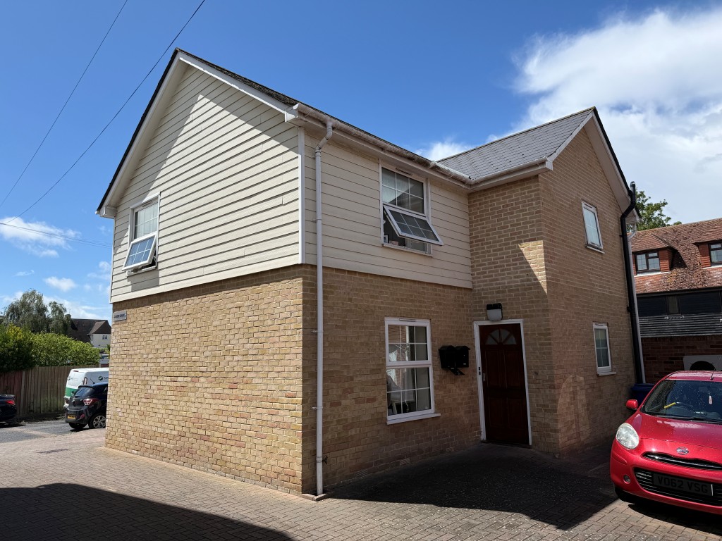 Lot: 74 - MIXED USE INVESTMENT IN TOWN CENTRE - FIVE FLATS AND COMMERCIAL UNIT - Gilbert Court - 2 x 1 bed flats